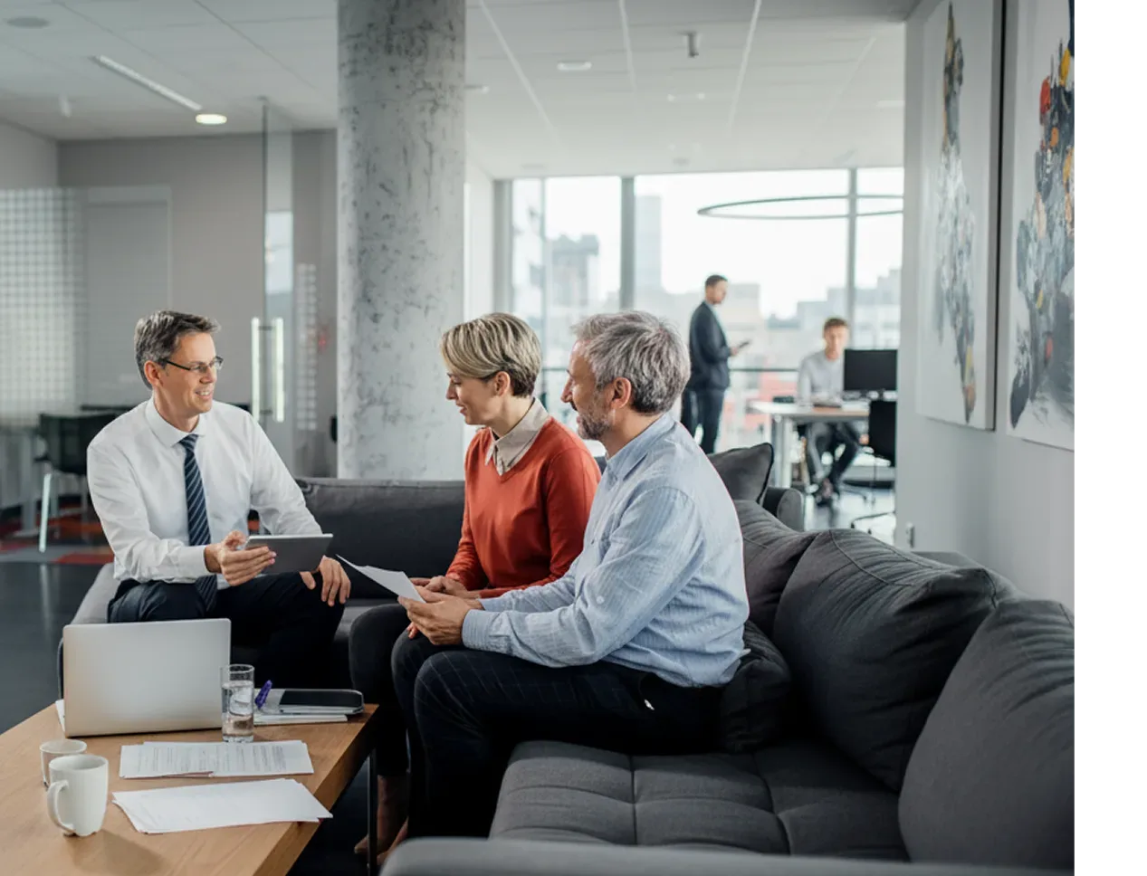Beratungsgespräch zwischen Ralf Nüßmann und Mandanten in modernem Büro